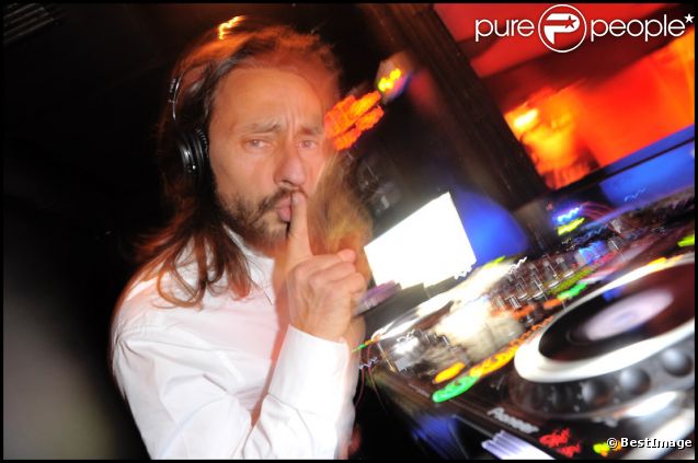 Le DJ Bob Sinclar lors de la soirée de lancement de son nouvel album Disco Crash, au no comment, à Paris, le 2 février 2012