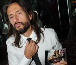 Bob Sinclar avait sorti la cravate lors de la soirée de lancement de son nouvel album Disco Crash, au no comment, à Paris, le 2 février 2012