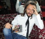 Bob Sinclar pose lors de la soirée de lancement de son nouvel album Disco Crash, au no comment, à Paris, le 2 février 2012
