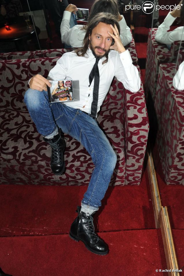 Bob Sinclar pose lors de la soirée de lancement de son nouvel album Disco Crash, au no comment, à Paris, le 2 février 2012