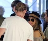 Chris Hemsworth et Elsa Pataky, enceinte, à l\'aéroport de Los Angeles le 3 février 2012