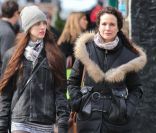 Andie MacDowell et sa fille Sarah Margaret Qualley en virée shopping à New York, le 4 février 2012.