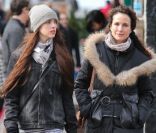 Andie MacDowell et sa fille Sarah Margaret Qualley en virée shopping à New York, le 4 février 2012.