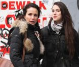 Andie MacDowell et sa fille Sarah Margaret Qualley en virée shopping à New York, le 4 février 2012.