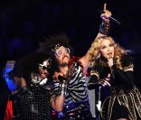 Madonna et LMFAO le 5 février 2012 lors du show donné à la mi-temps du Super Bowl à Indianapolis