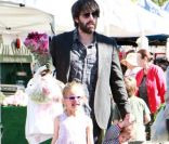 Ben Affleck, des fleurs dans les mains, et ses deux filles Violet et Seraphina font le marché au Farmers market, le 5 février 2012 à Los Angeles