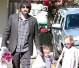 Ben Affleck, toujours aussi barbu, et ses deux filles Violet et Seraphina font le marché au Farmers market, le 5 février 2012 à Los Angeles