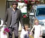 Ben Affleck et ses deux filles Violet et Seraphina font le marché au Farmers market, le 5 février 2012 à Los Angeles