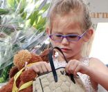 Violet Affleck avec sa peluche au Farmers market, le 5 février 2012 à Los Angeles