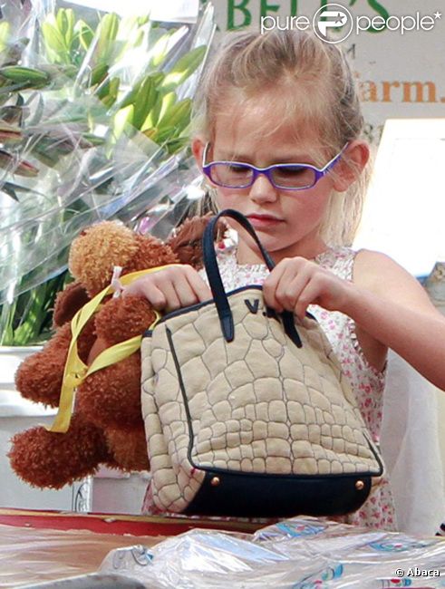 Violet Affleck avec sa peluche au Farmers market, le 5 février 2012 à Los Angeles