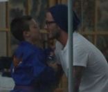David Beckham et son fils Cruz discutent pendant le cours de karaté du garçon, à Los Angeles, le 6 février 2012