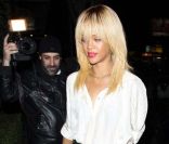 Rihanna, très blonde, ferait-elle de l'oeil à Christina Aguilera ?