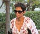 Halle Berry, blessée, se balade dans les rues de Los Angeles, le 9 février 2012