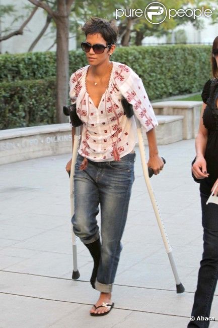 Halle Berry, blessée, se balade dans les rues de Los Angeles, le 9 février 2012