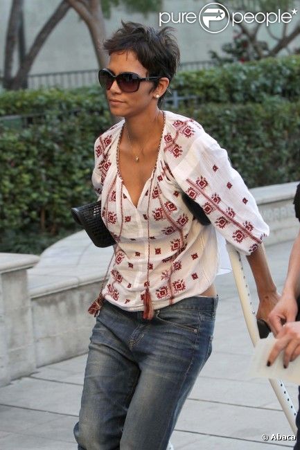 Halle Berry, blessée, visite des maisons à Los Angeles, le 9 février 2012