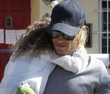 Gabriel Aubry et sa fille Nahla, à Los Angeles, le 9 février 2012