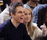 Ben Stiller et Christine Taylor au Madison Square Garden pour assister à la victoire des Knicks contre les Lakers, à New York, le 10 février 2012.