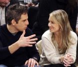 Ben Stiller et Christine Taylor, toujours aussi complices, au Madison Square Garden pour assister à la victoire des Knicks contre les Lakers, à New York, le 10 février 2012.