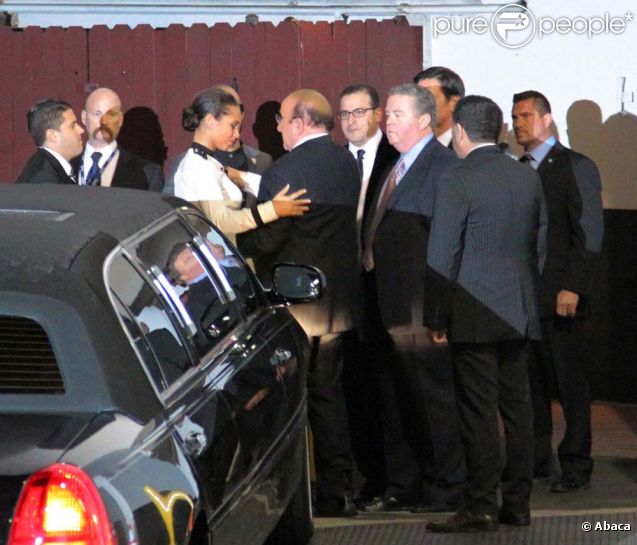 Alicia Keys et Swizz Beatz saluent Clive Davis, le mentor de Whitney Houston, en arrivant au Beverly Hilton Hotel, à Los Angeles, le samedi 11 février 2012.