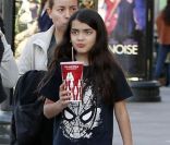 Blanket, 9 ans, dernier fils de Michael Jackson, finit la boisson qu'il a achetée au cinéma, le 4 février à Los Angeles.