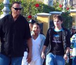 Prince, 14 ans, Paris, 13 ans, et Blanket, 9 ans, enfants de Michael Jackson, reçoivent un cadeau d'une fan alors qu'ils se rendent au cinéma, le 4 février à Los Angeles.