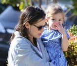 Jennifer Garner, très enceinte, et ses filles Violet et Seraphina, vont à un anniversaire, à Los Angeles, le 12 février 2012