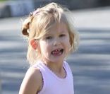 Violet Affleck va à un anniversaire, à Los Angeles, le 12 février 2012