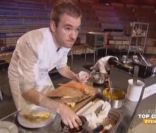 Image du troisième numéro de  Top Chef , lundi 13 février 2012 sur M6 - Julien en pleine action 
