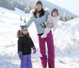  La princesse Mary avec ses deux filles. 
 Le prince Frederik et la princesse Mary, en vacances dans la station suisse de Verbier comme chaque année, ont posé pour la presse avec leurs enfants, le prince Christian (6 ans), la princesse Isabella (4 ans) et les jumeaux le prince Vincent et la princesse Josephine (1 an), le 12 février 2012. 