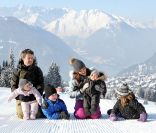 Le prince Frederik et la princesse Mary, en vacances dans la station suisse de Verbier comme chaque année, ont posé pour la presse avec leurs enfants, le prince Christian (6 ans), la princesse Isabella (4 ans) et les jumeaux le prince Vincent et la p