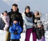 Le prince Frederik et la princesse Mary, en vacances dans la station suisse de Verbier comme chaque année, ont posé pour la presse avec leurs enfants, le prince Christian (6 ans), la princesse Isabella (4 ans) et les jumeaux le prince Vincent et la p