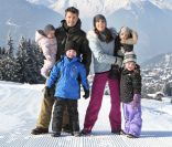 Le prince Frederik et la princesse Mary, en vacances dans la station suisse de Verbier comme chaque année, ont posé pour la presse avec leurs enfants, le prince Christian (6 ans), la princesse Isabella (4 ans) et les jumeaux le prince Vincent et la p