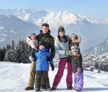 Le prince Frederik et la princesse Mary, en vacances dans la station suisse de Verbier comme chaque année, ont posé pour la presse avec leurs enfants, le prince Christian (6 ans), la princesse Isabella (4 ans) et les jumeaux le prince Vincent et la p