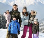 Le prince Frederik et la princesse Mary, en vacances dans la station suisse de Verbier comme chaque année, ont posé pour la presse avec leurs enfants, le prince Christian (6 ans), la princesse Isabella (4 ans) et les jumeaux le prince Vincent et la p