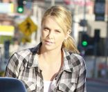 Charlize Theron débarque les bras chargés d'alcool pour la soirée du Super Bowl chez une amie à Los Angeles le 5 février 2012