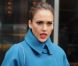 Jessica Alba redonne vie au color-block en plein hiver à New York. Le 15 février 2012.