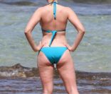 Scarlett Johansson de dos, dévoile des cuisses marquées par la cellulite. Ici, en vacances à Hawaï avec son amoureux et quelques amis. Février 2012