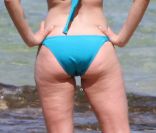 Gros plan sur le corps de Scarlett Johansson marqué par la cellulite. Février 2012