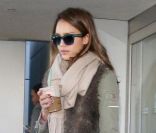 Jessica Alba arrive à l'aéroport de Los Angeles de retour de New York le 17 février 2012  
