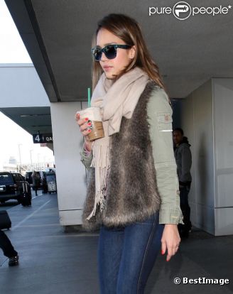 Jessica Alba arrive à l'aéroport de Los Angeles de retour de New York le 17 février 2012  