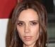 Surprise lorsque Victoria Beckham ôte ses lunettes de soleil : ce sont des cernes visibles malgré le maquillage qui apparaissent autour de ses yeux. New York, le 15 février 2012. 