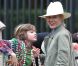 Mark Ruffalo reçoit la visite de sa femme Sunrise, et de leurs enfants Keen, Bella et Odette sur le tournage de son film Now you see me, à la Nouvelle-Orléans, le 8 février 2012. Sa famille s'amuse avec les colliers de perles