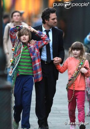 L'acteur Mark Ruffalo reçoit la visite de sa femme Sunrise, et de leurs enfants Keen, Bella et Odette sur le tournage de son film Now you see me, à la Nouvelle-Orléans, le 8 février 2012