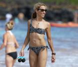 Sheryl Crow, à 50 ans, affiche une silhouette au top sur la plage