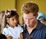 Le prince Harry visite la favela du "Complexo do Alemao", à Rio de Janeiro, lors de son voyage officiel au Brésil. 10 mars 2012 