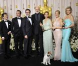 Penelope Ann Miller et l'équipe du film The Artist lors des Oscars 2012  