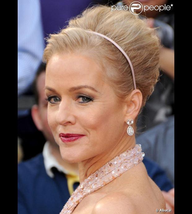 Penelope Ann Miller pose sur le tapis rouge des Oscars 2012 lors de la cérémonie se déroulant à Los Angeles 