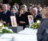  Au côté du roi Albert II, la princesse Maxima, mère de trois fillettes, ne peut retenir ses larmes... 
 La ville flamande de Louvain était en deuil jeudi 22 mars 2012 : l'église Saint-Pierre accueillait les funérailles poignantes de sept des enfants morts le 13 mars dans la tragédie du tunnel de Sierre, élèves de l'école d'Heverlee. 