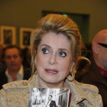 Catherine Deneuve lors du vernissage de l'exposition Helmut Newton au Grand Palais à Paris le 23 mars 2012