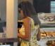 Eva Mendes s'offre un café chez Starbucks pour bien démarrer la journée. Le 27 mars 2012